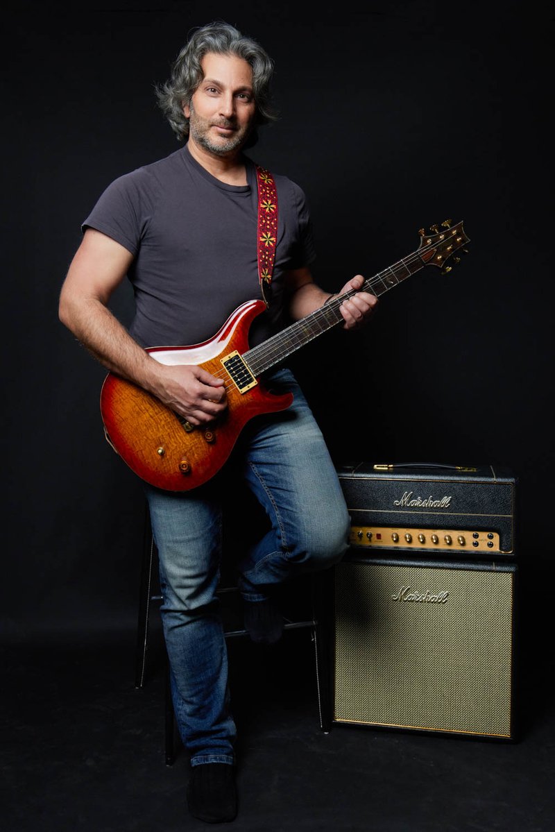 Chris avec une guitare PRS et ses amplis Marshall